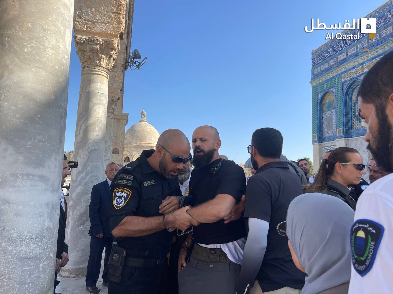 قوات الاحتلال تعتدي على أحد موظفي الأوقاف في المسجد الأقصى